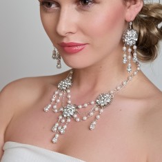 p-4027-pearlchanearrings_01.jpg